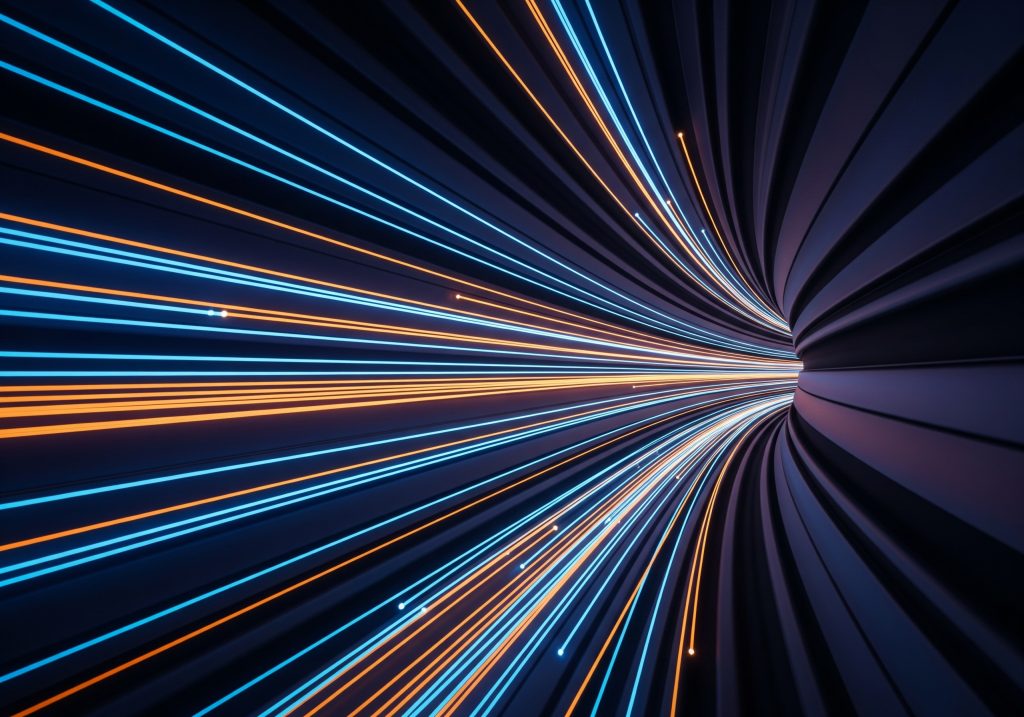 Abstrakte Darstellung von blauen und orangen Lichtstrahlen, die sich mit hoher Geschwindigkeit durch einen dunklen, gebogenen Tunnel bewegen und einen Datenstrom in einem Glasfaserkabel symbolisieren.
