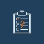 Ein stilisiertes Icon eines Klemmbretts (Prüfprotokoll) auf dunklem Hintergrund. Ein orangefarbener Haken und ein Blitz-Symbol symbolisieren eine elektrische Prüfung, wie den E-Check oder die DGUV V3.